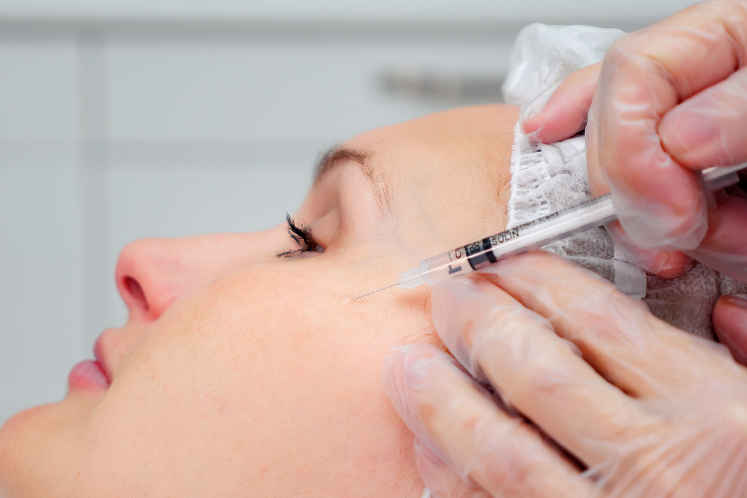 What are the advantages and disadvantages of fat dissolving injections?